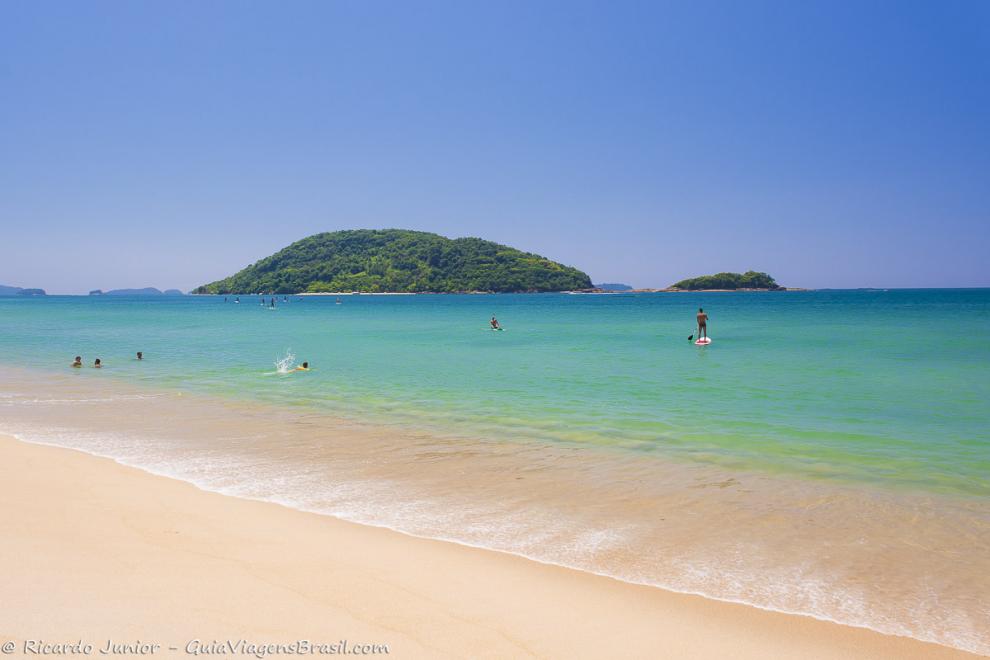 Imagem das águas cristalinas e gostosa da Praia de Prumirim.